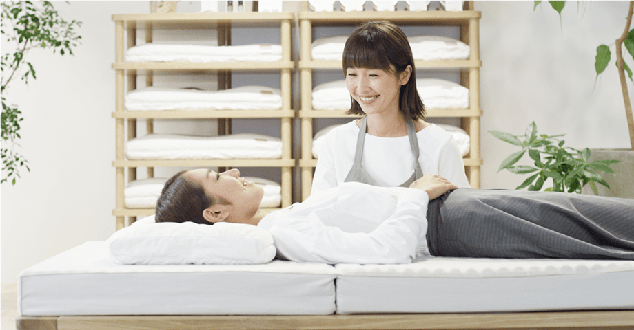 寝ている時のカラダの負担を減らしてくれる体圧分散マットレス。特殊構造の点で支えることで理想的な体圧分散性と寝姿勢保持を実現します。 福岡県久留米市でマットレスのご相談なら眠りの専門店かわのにおまかせください。